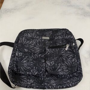 Baggallini Black & Gray Print Crossbody Bag Lightweight Travel Purse